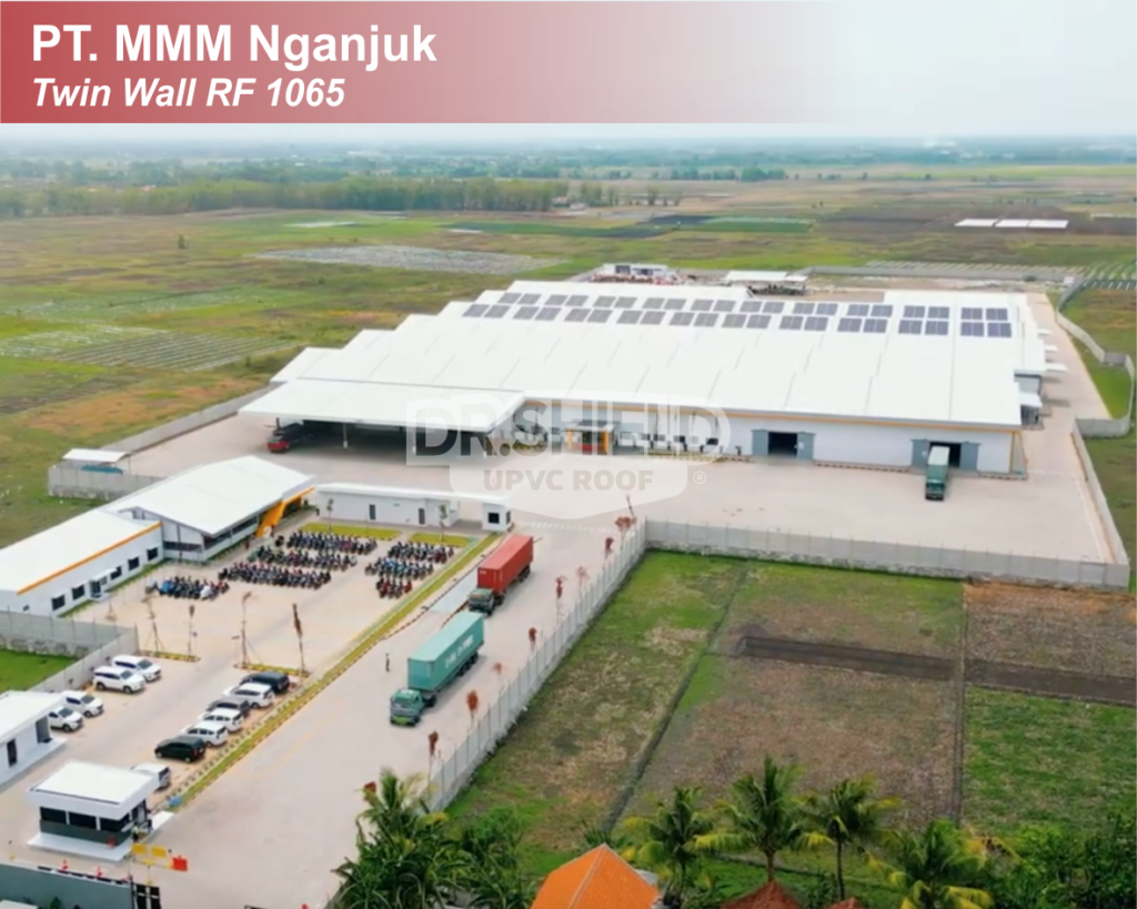 Area pabrik PT MMM di Nganjuk menggunakan atap UPVC DR.SHIELD yang tahan panas dan korosi untuk bangunan industri berskala besar.
