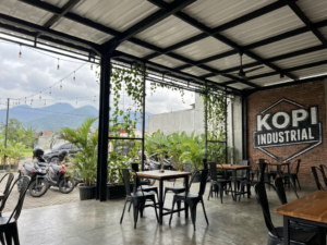inspirasi atap cafe dengan konsep industrial