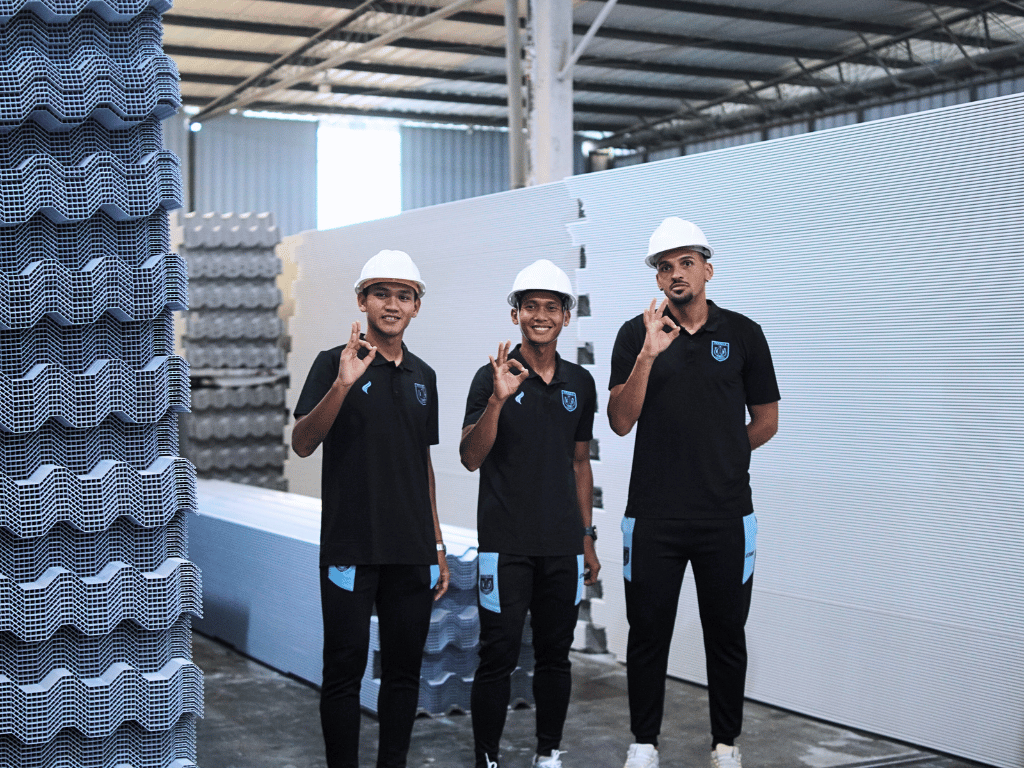 kunjungan persela ke pabrik drshield